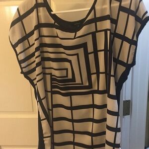 Geometric print•short sleeve•black and white top